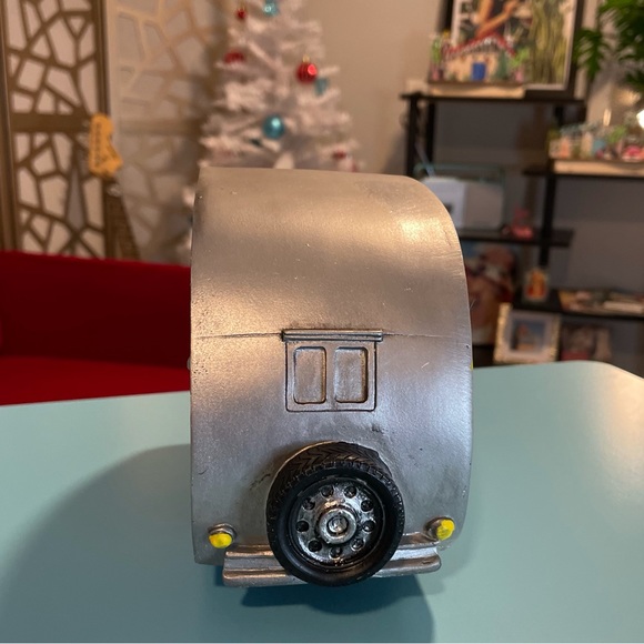 Vintage Trailer With Animated Holiday Scene - Picture 3 of 5